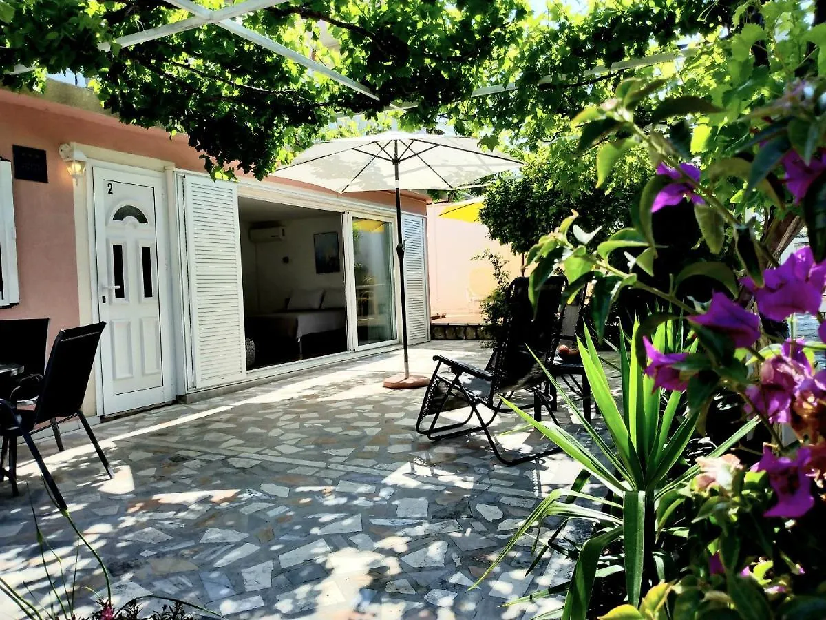 Villa Grande Vista - Lovely Apartment With Spacious Lush Mediterranean Patio And Sea View Trogir