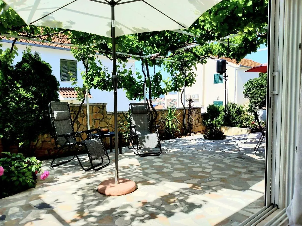 Villa Grande Vista - Lovely Apartment With Spacious Lush Mediterranean Patio And Sea View Trogir Croatia