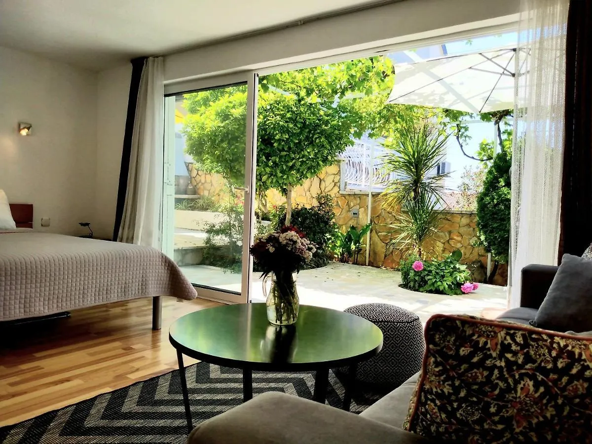 Villa Grande Vista - Lovely Apartment With Spacious Lush Mediterranean Patio And Sea View Trogir