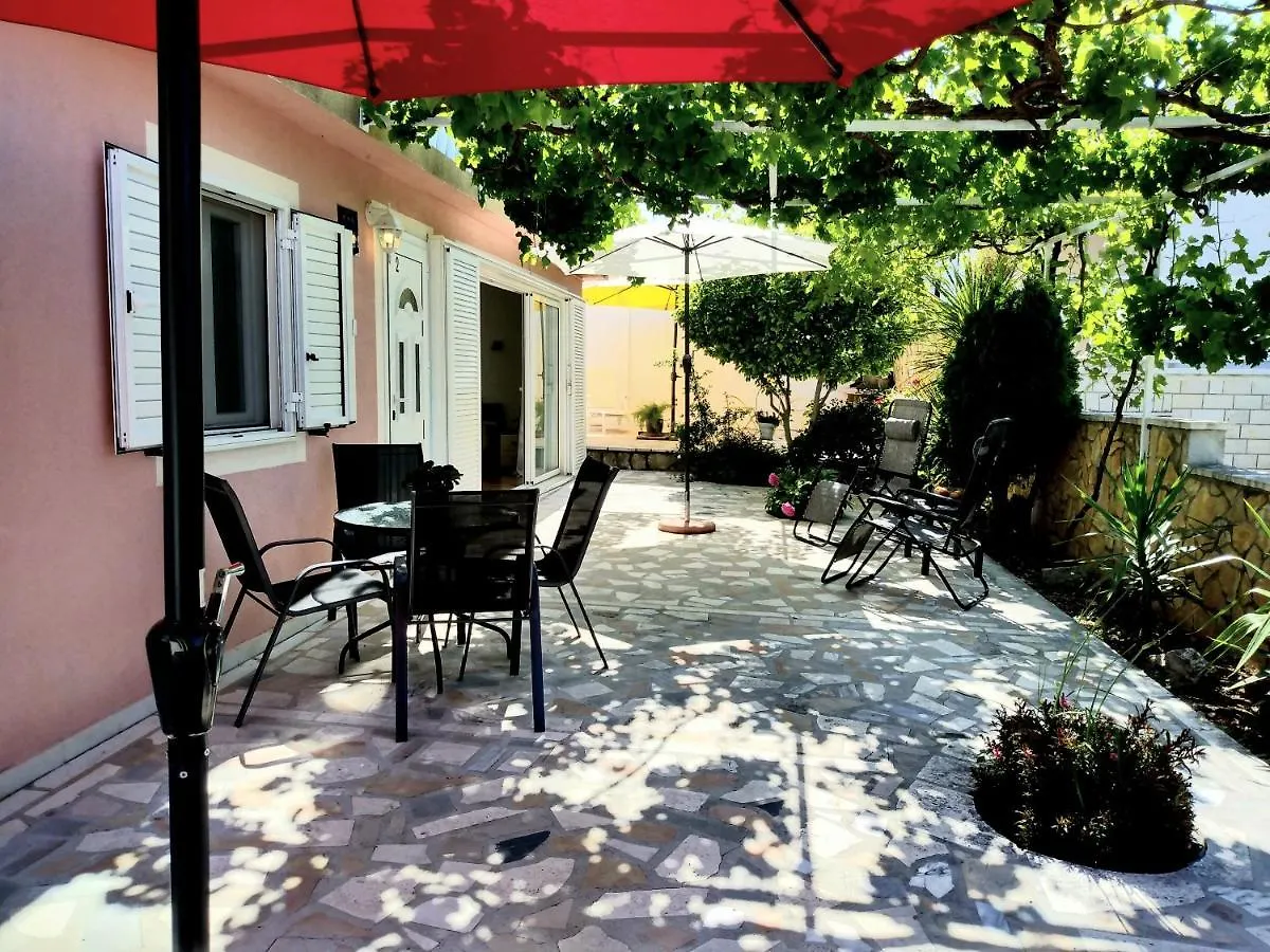 Villa Grande Vista - Lovely Apartment With Spacious Lush Mediterranean Patio And Sea View Trogir