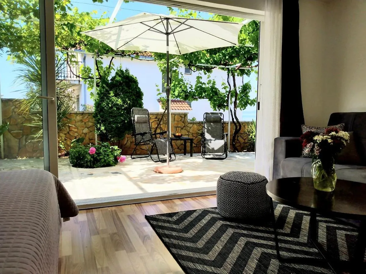 Villa Grande Vista - Lovely Apartment With Spacious Lush Mediterranean Patio And Sea View Trogir