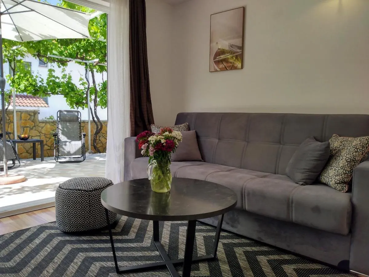 Villa Grande Vista - Lovely Apartment With Spacious Lush Mediterranean Patio And Sea View Trogir
