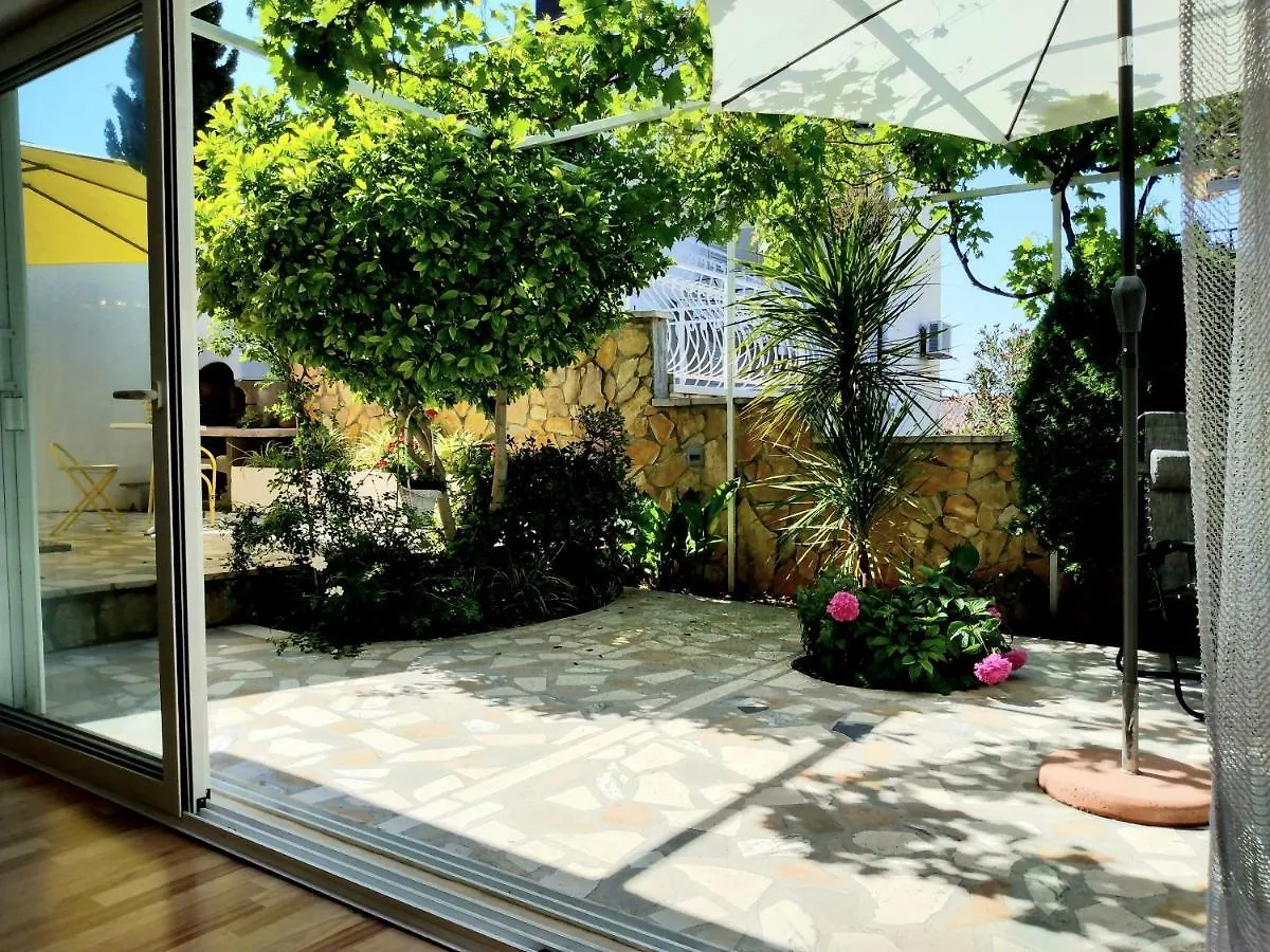 Villa Grande Vista - Lovely Apartment With Spacious Lush Mediterranean Patio And Sea View Trogir