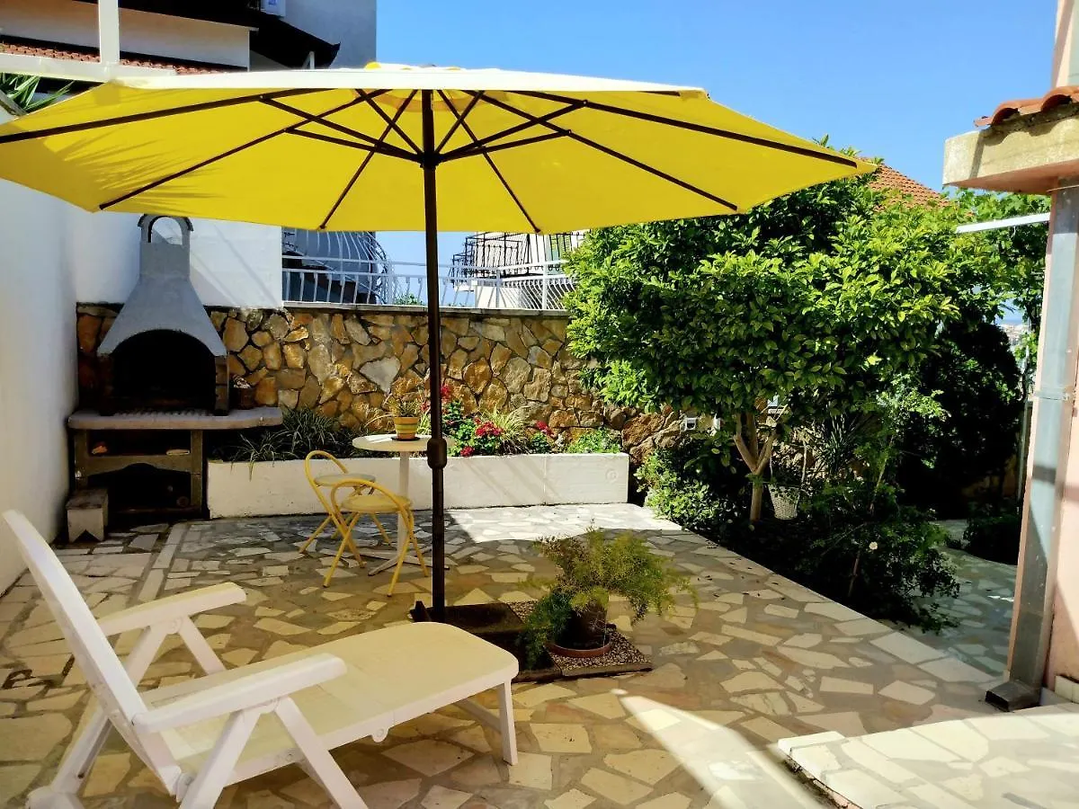 Villa Grande Vista - Lovely Apartment With Spacious Lush Mediterranean Patio And Sea View Trogir Croatia