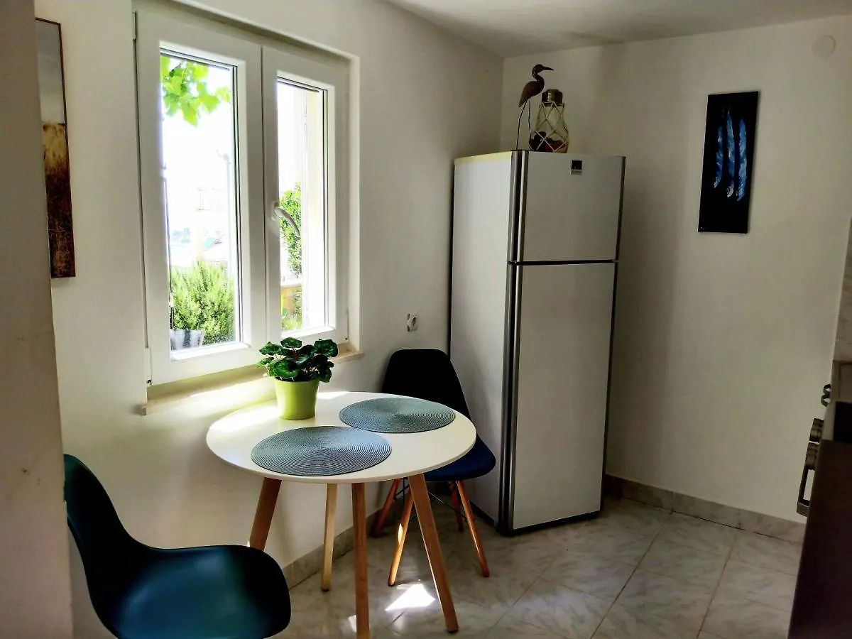 Villa Grande Vista - Lovely Apartment With Spacious Lush Mediterranean Patio And Sea View Trogir Croatia