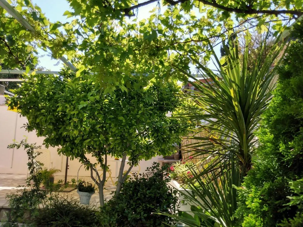 Villa Grande Vista - Lovely Apartment With Spacious Lush Mediterranean Patio And Sea View Trogir Croatia