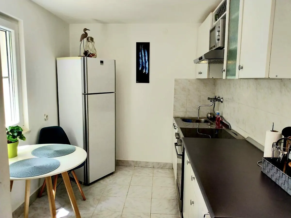 Villa Grande Vista - Lovely Apartment With Spacious Lush Mediterranean Patio And Sea View Trogir