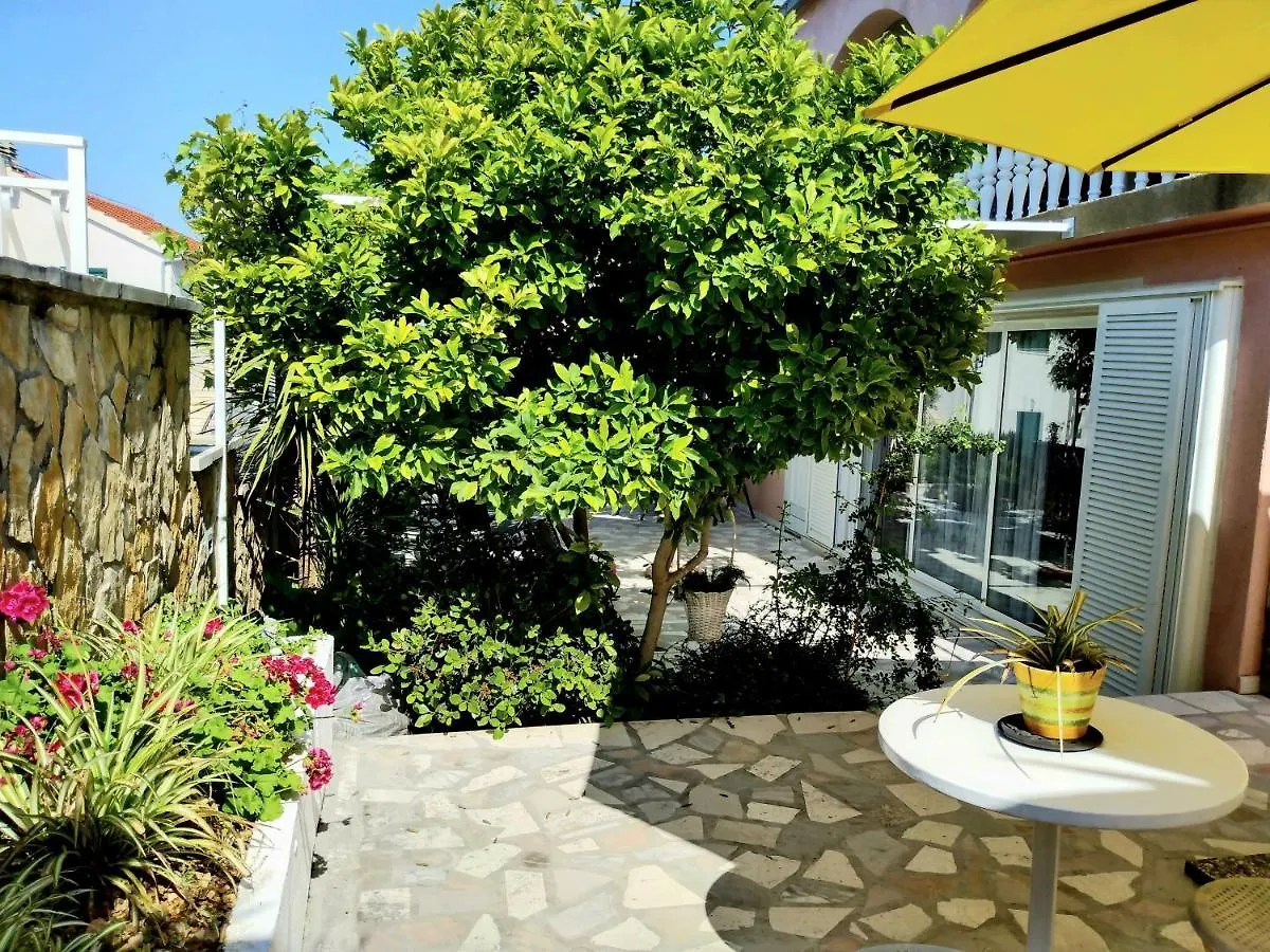Villa Grande Vista - Lovely Apartment With Spacious Lush Mediterranean Patio And Sea View Trogir
