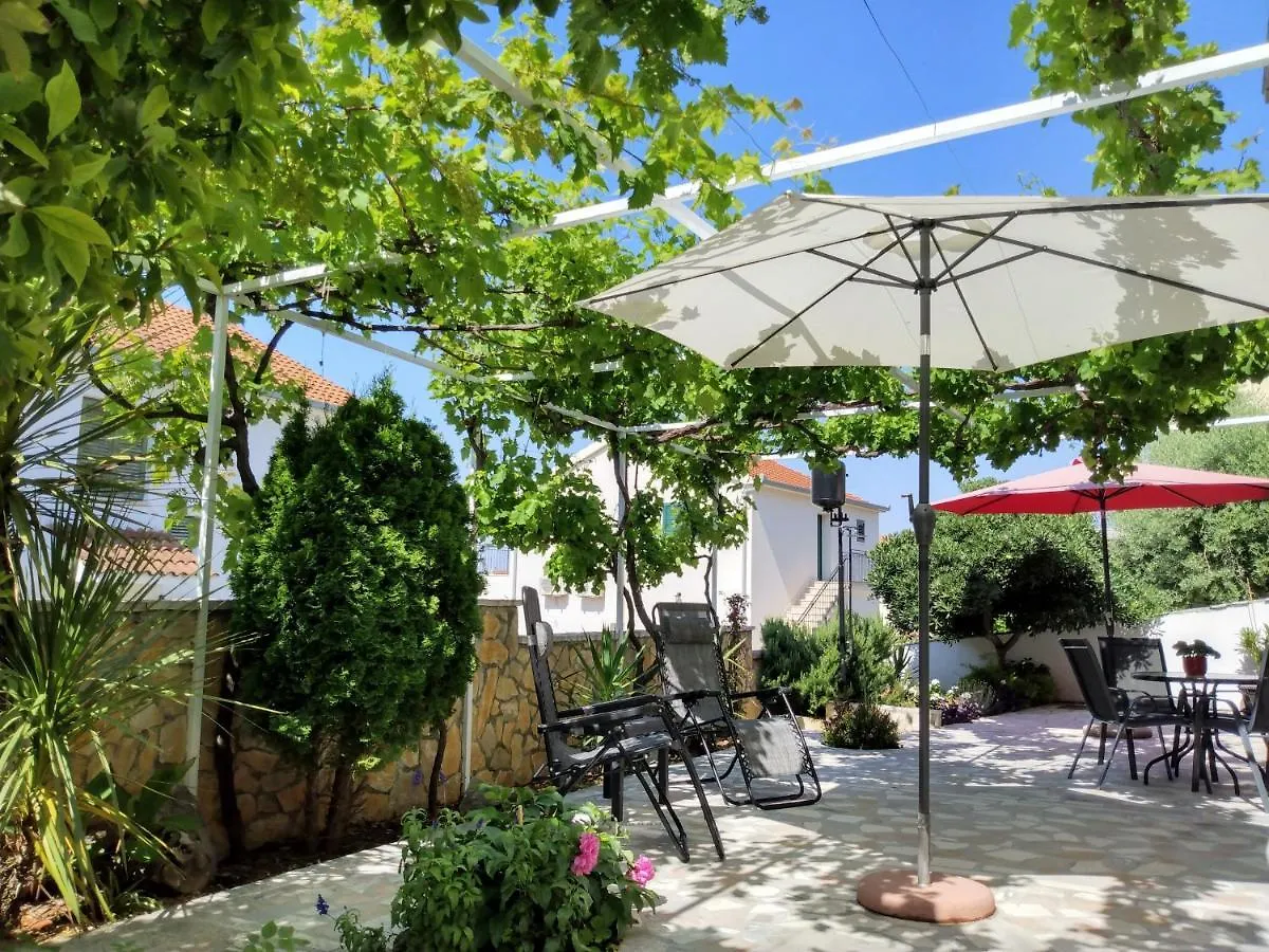 Villa Grande Vista - Lovely Apartment With Spacious Lush Mediterranean Patio And Sea View Trogir