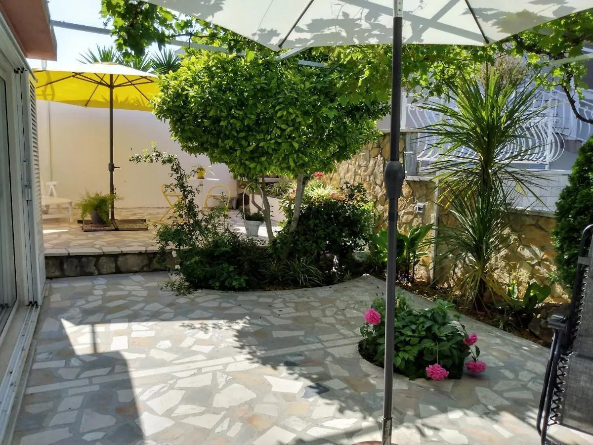 Villa Grande Vista - Lovely Apartment With Spacious Lush Mediterranean Patio And Sea View Trogir 0*,