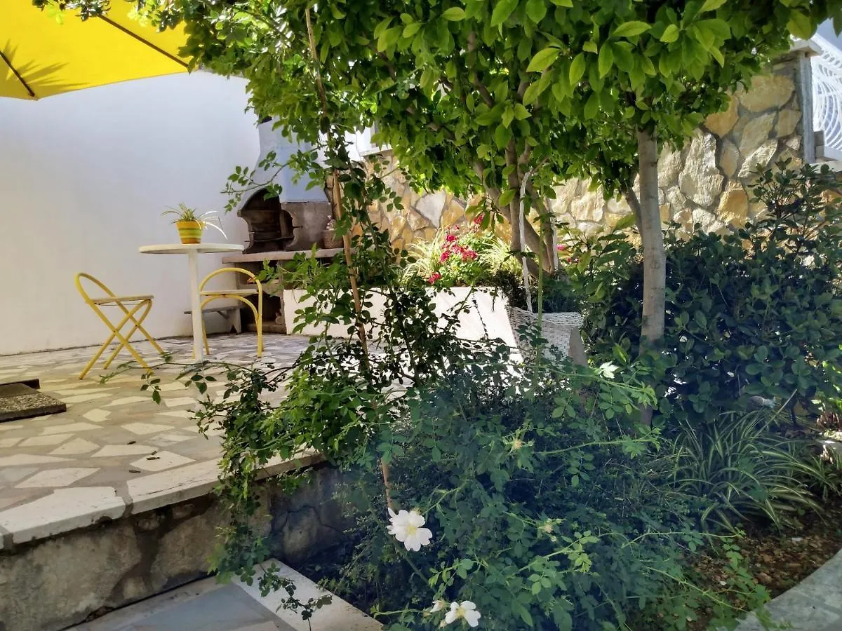 Villa Grande Vista - Lovely Apartment With Spacious Lush Mediterranean Patio And Sea View Trogir Croatia