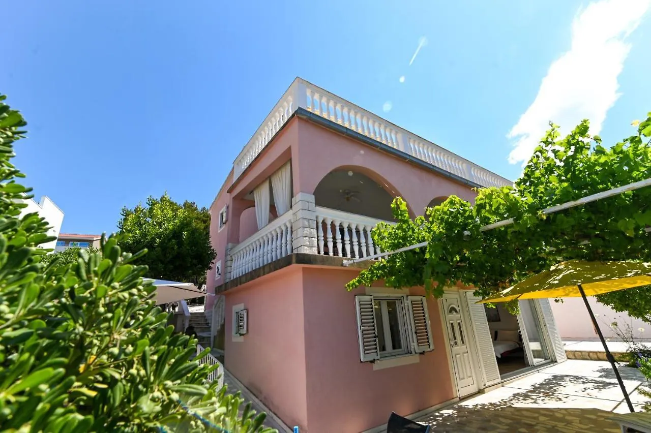 Villa Grande Vista - Lovely Apartment With Spacious Lush Mediterranean Patio And Sea View Trogir Croatia