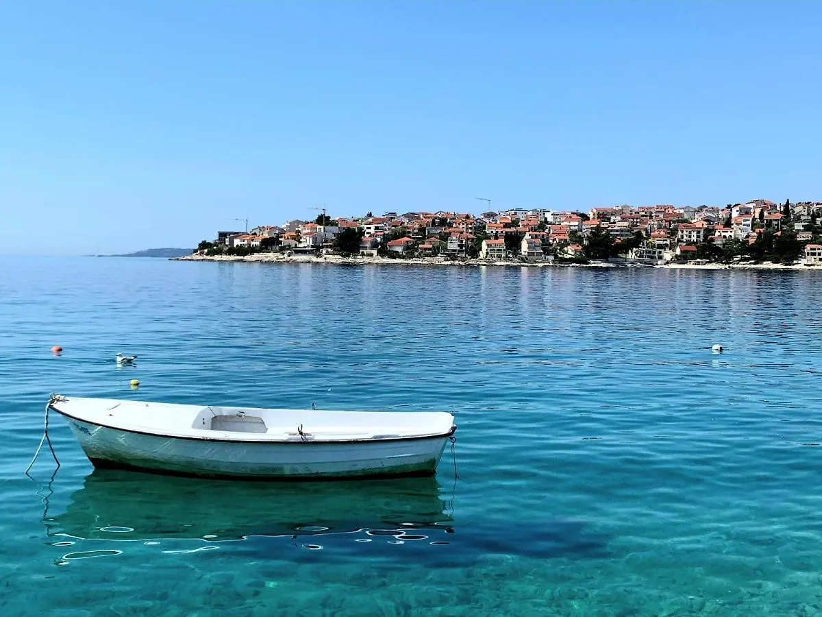 Villa Grande Vista - Lovely Apartment With Spacious Lush Mediterranean Patio And Sea View Trogir Croatia