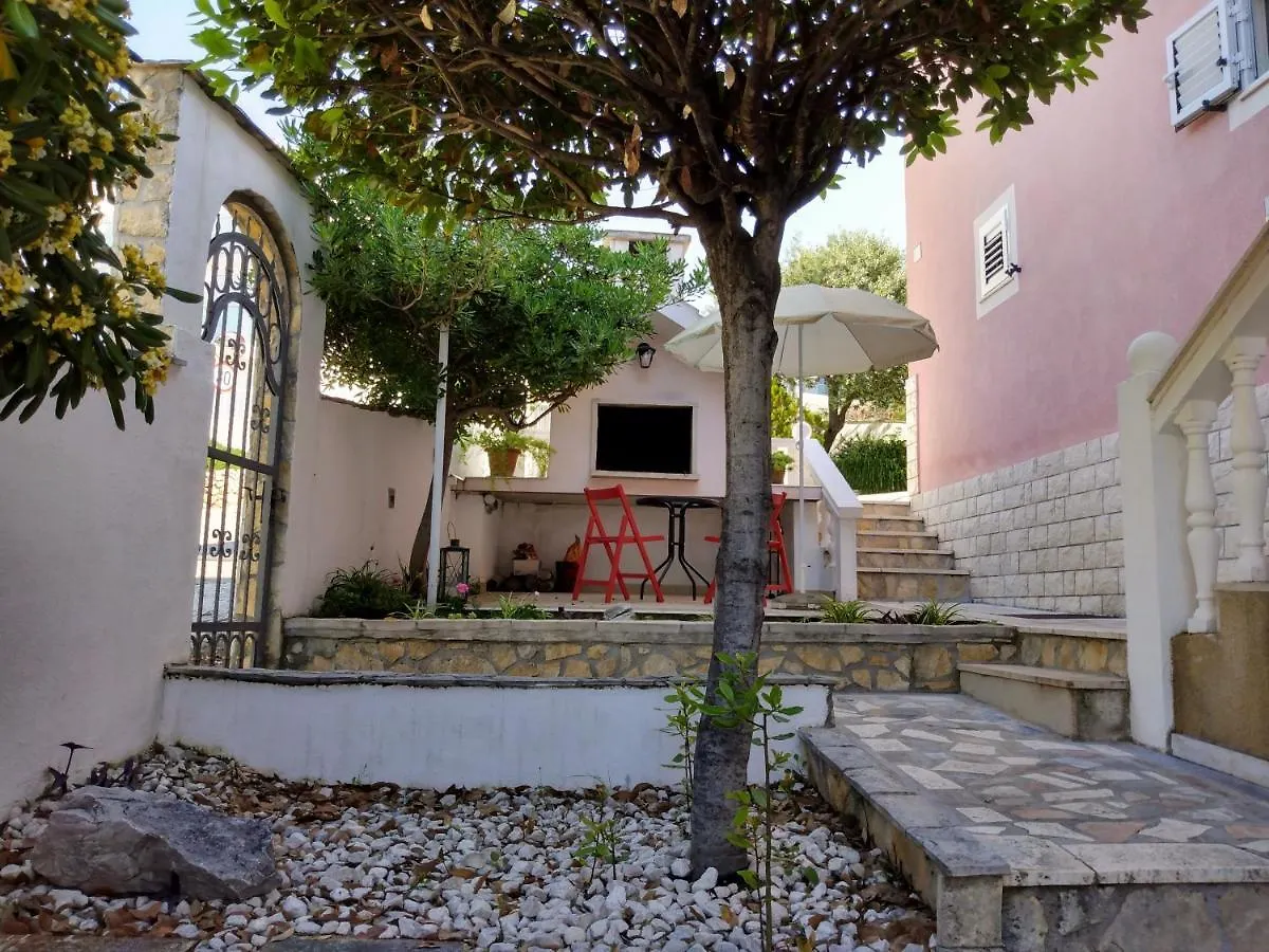 Villa Grande Vista - Lovely Apartment With Spacious Lush Mediterranean Patio And Sea View Trogir