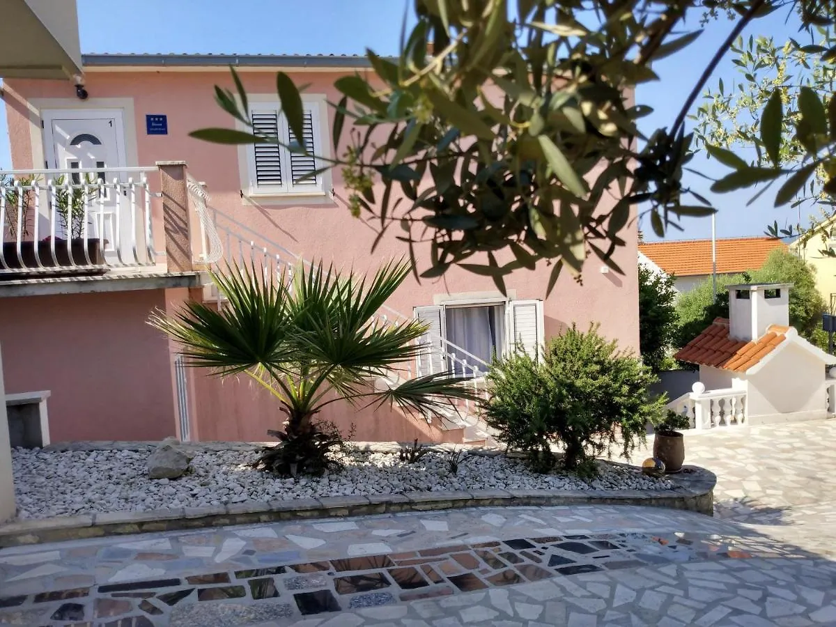 Villa Grande Vista - Lovely Apartment With Spacious Lush Mediterranean Patio And Sea View Trogir
