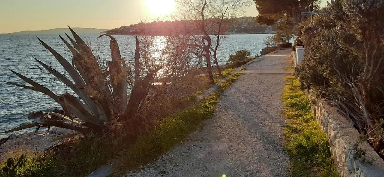 Villa Grande Vista - Lovely Apartment With Spacious Lush Mediterranean Patio And Sea View Trogir