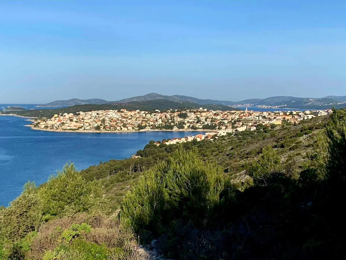 Villa Grande Vista - Lovely Apartment With Spacious Lush Mediterranean Patio And Sea View Trogir 0*,