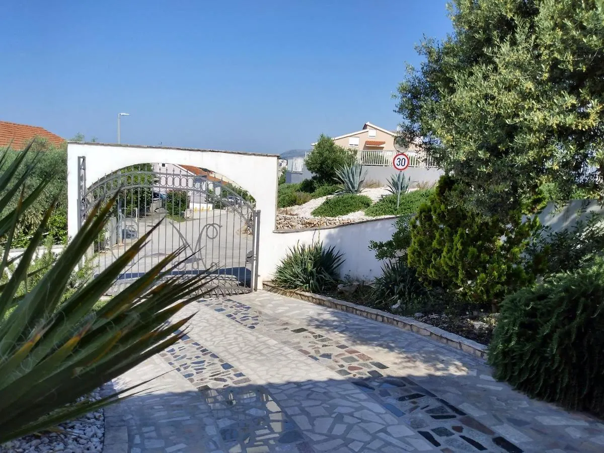 Villa Grande Vista - Lovely Apartment With Spacious Lush Mediterranean Patio And Sea View Trogir