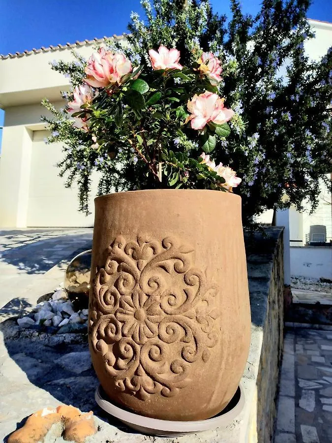Villa Grande Vista - Lovely Apartment With Spacious Lush Mediterranean Patio And Sea View Trogir